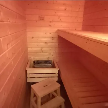 Leonie Mit Sauna בית נופש צינוביץ